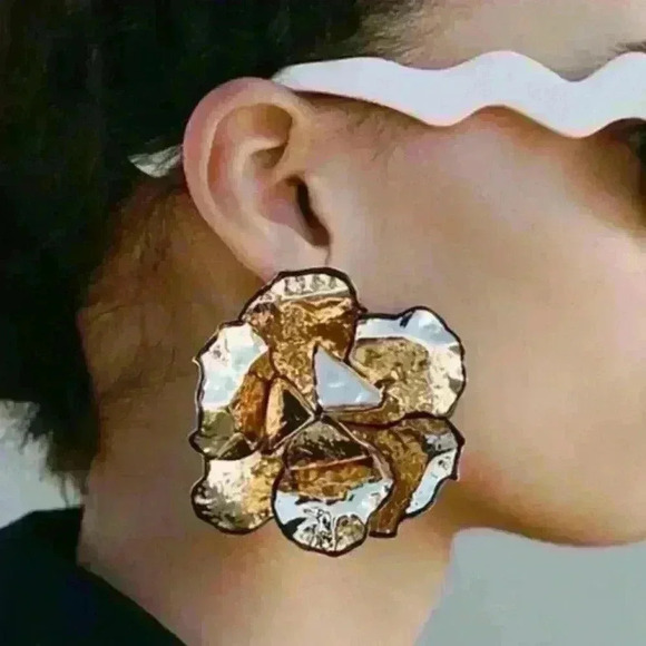 Zara Emerald Flower Earrings - Picture 2 of 6